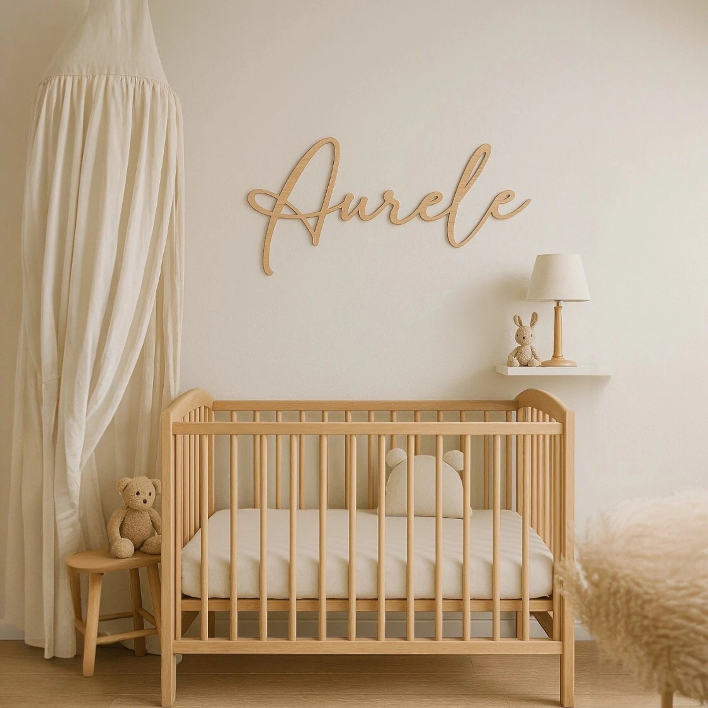 prenom en bois pour decoration de chambre d'enfant en situation au dessus du lit de bebe