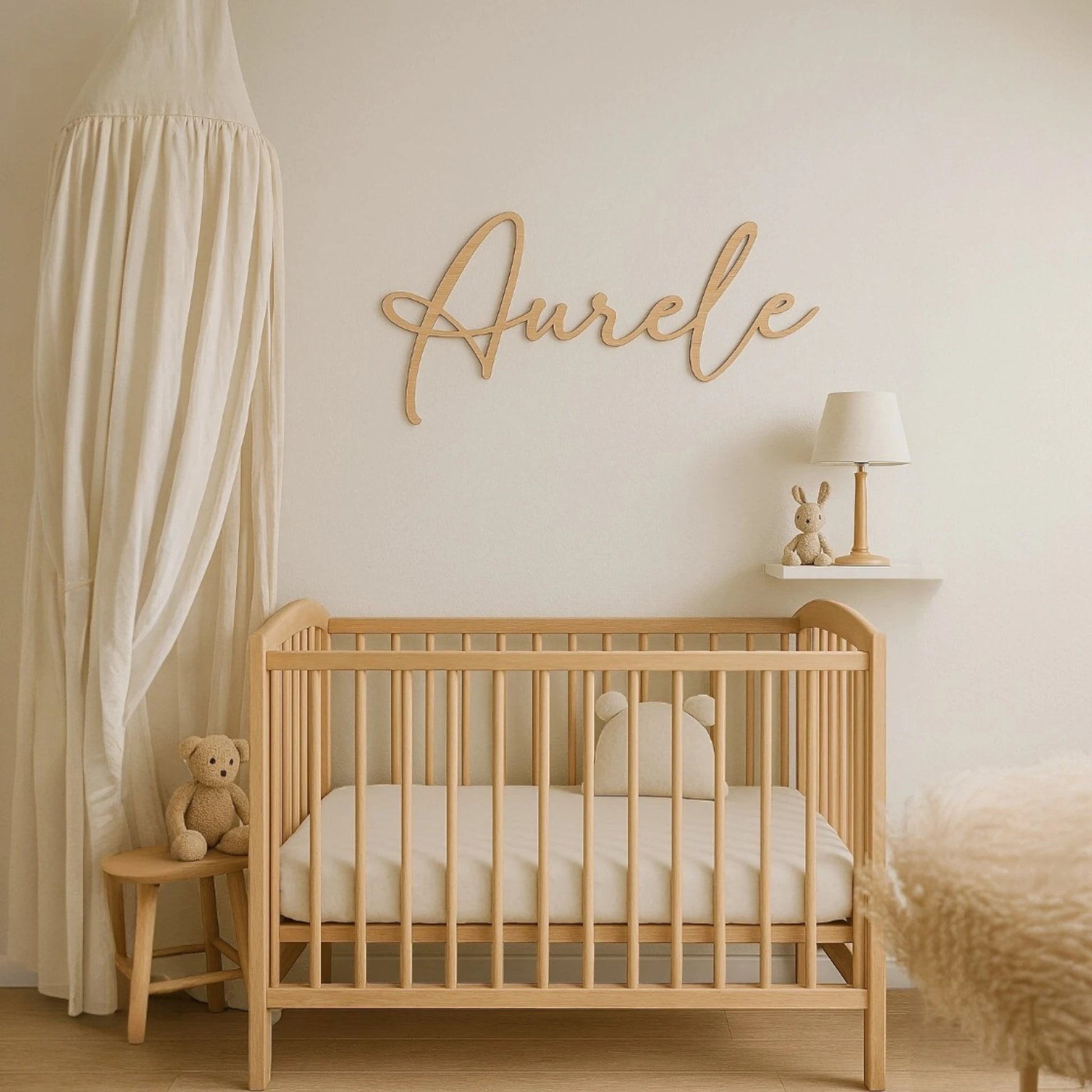 prenom en bois pour decoration de chambre d'enfant en situation au dessus du lit de bebe