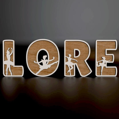 Lettres en bois sur fond noir, design raffiné pour les passionnés de danse et de ballet. | Houten balletletters op zwarte achtergrond, stijlvol en elegant.