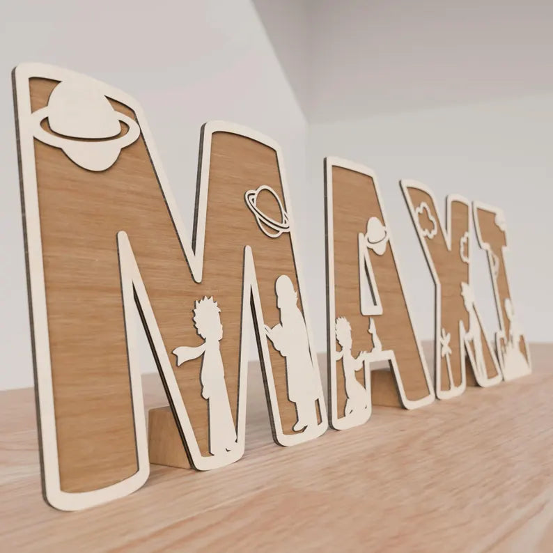 Lettres décoratives en bois avec détails du Petit Prince, réalisées en découpe laser. Un bel objet pour apporter poésie et magie à une chambre d’enfant.