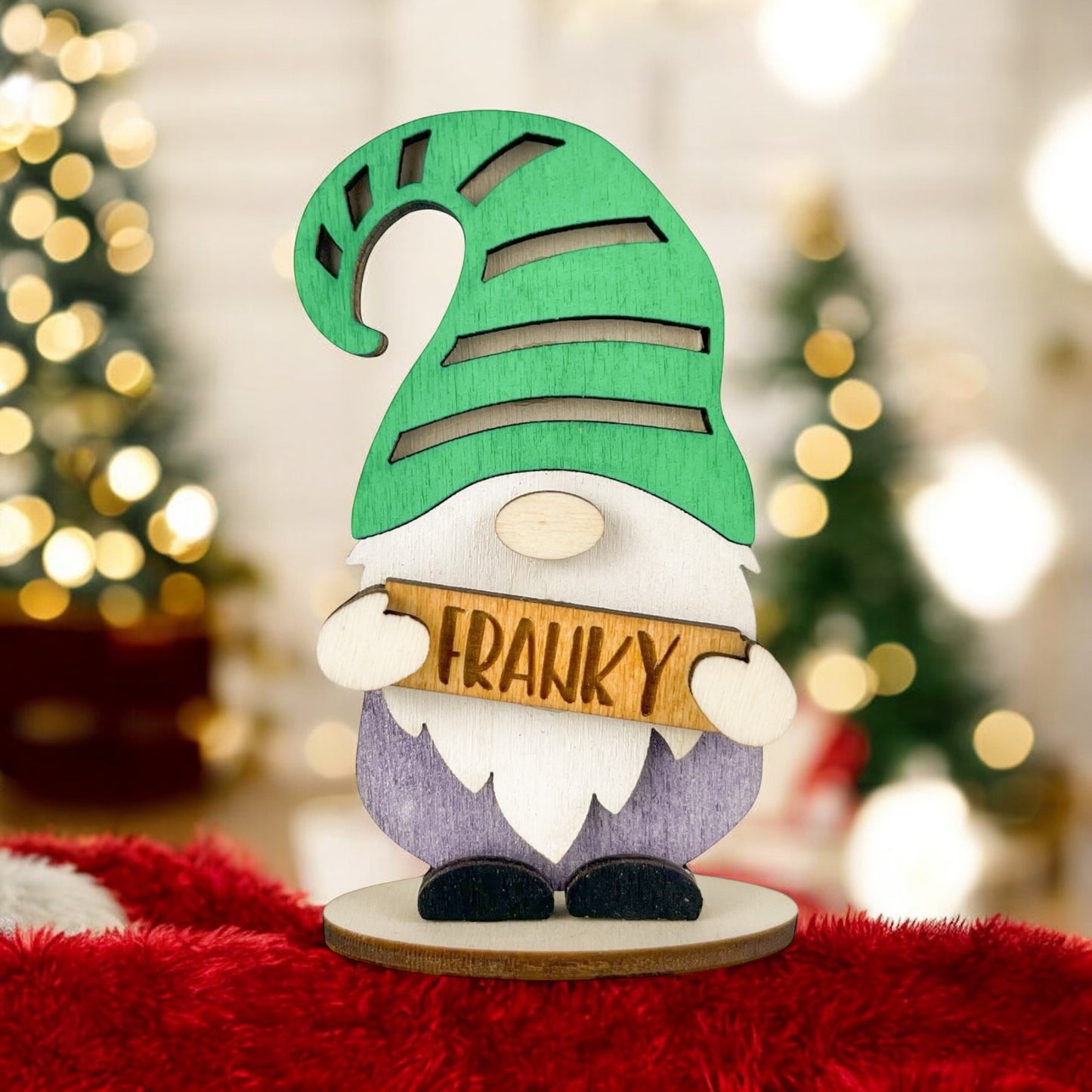 Lutin de Noël en bois avec un bonnet vert rayé, personnalisé - Houten Kerstelf met een groen gestreepte muts, gepersonaliseerd