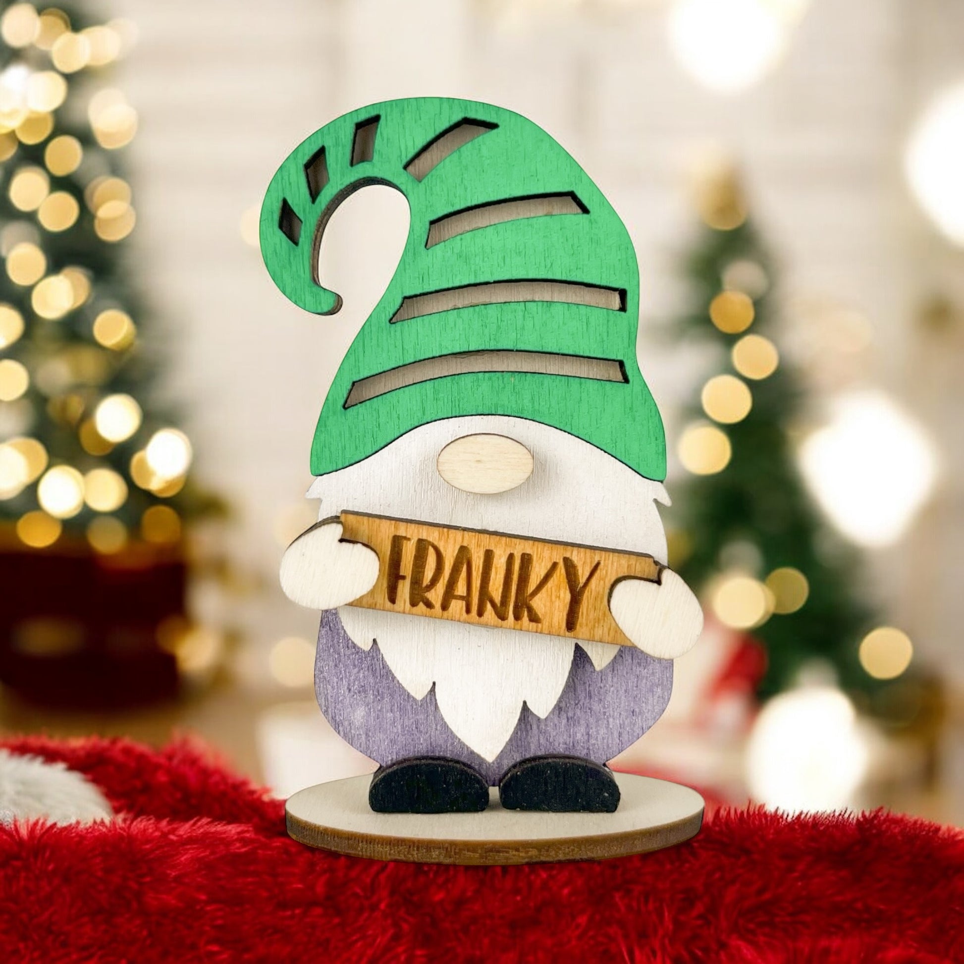 Lutin de Noël en bois avec un bonnet vert rayé, personnalisé - Houten Kerstelf met een groen gestreepte muts, gepersonaliseerd
