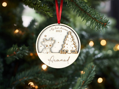 Ornement de Noël rond en bois gravé avec "Mon premier Noël", décoré d'un faon mignon et d'un sapin, personnalisé avec le nom - Ronde houten Kerstversiering gegraveerd met "Mijn Eerste Kerstmis", versierd met een schattig hertje en een kerstboom, gepersonaliseerd met de naam.