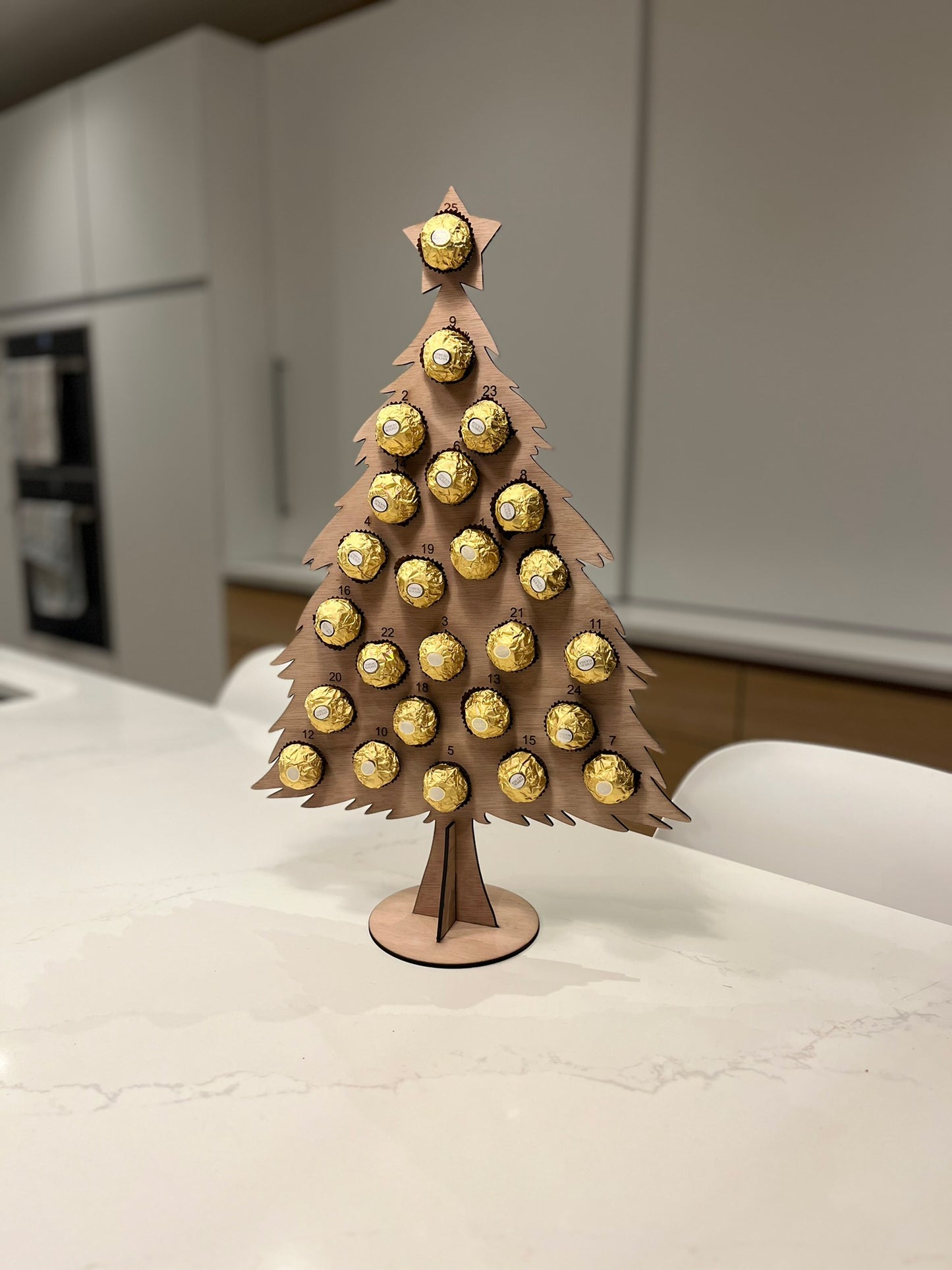 Adventskalender van Hout met Plaatsen voor Ferrero Rocher Chocolaatjes