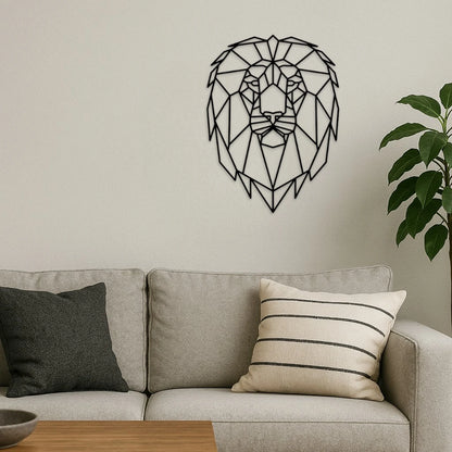 Décoration murale en bois représentant une tête de lion au design géométrique / Houten muurdecoratie met een leeuwenkop in geometrisch ontwerp, disponible en trois tailles / beschikbaar in drie maten, apportant une touche de majesté et de modernité à tout intérieur / voegt een vleugje majesteit en moderniteit toe aan elk interieur.