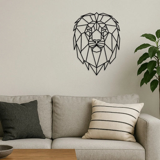 Décoration murale en bois représentant une tête de lion au design géométrique / Houten muurdecoratie met een leeuwenkop in geometrisch ontwerp, disponible en trois tailles / beschikbaar in drie maten, apportant une touche de majesté et de modernité à tout intérieur / voegt een vleugje majesteit en moderniteit toe aan elk interieur.