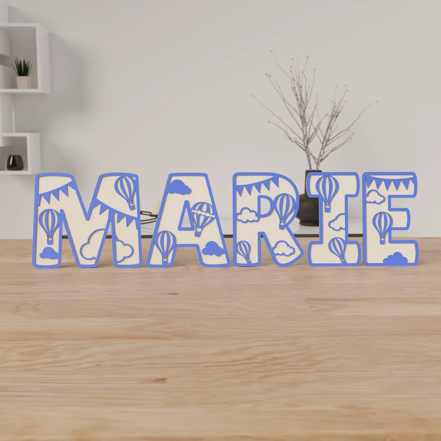 ettres en bois formant le prénom MARIE avec motifs montgolfière et nuages, décoration personnalisée pour chambre d’enfant | houten letters met de naam MARIE en luchtballon en wolken motief, gepersonaliseerde kinderkamer decoratie