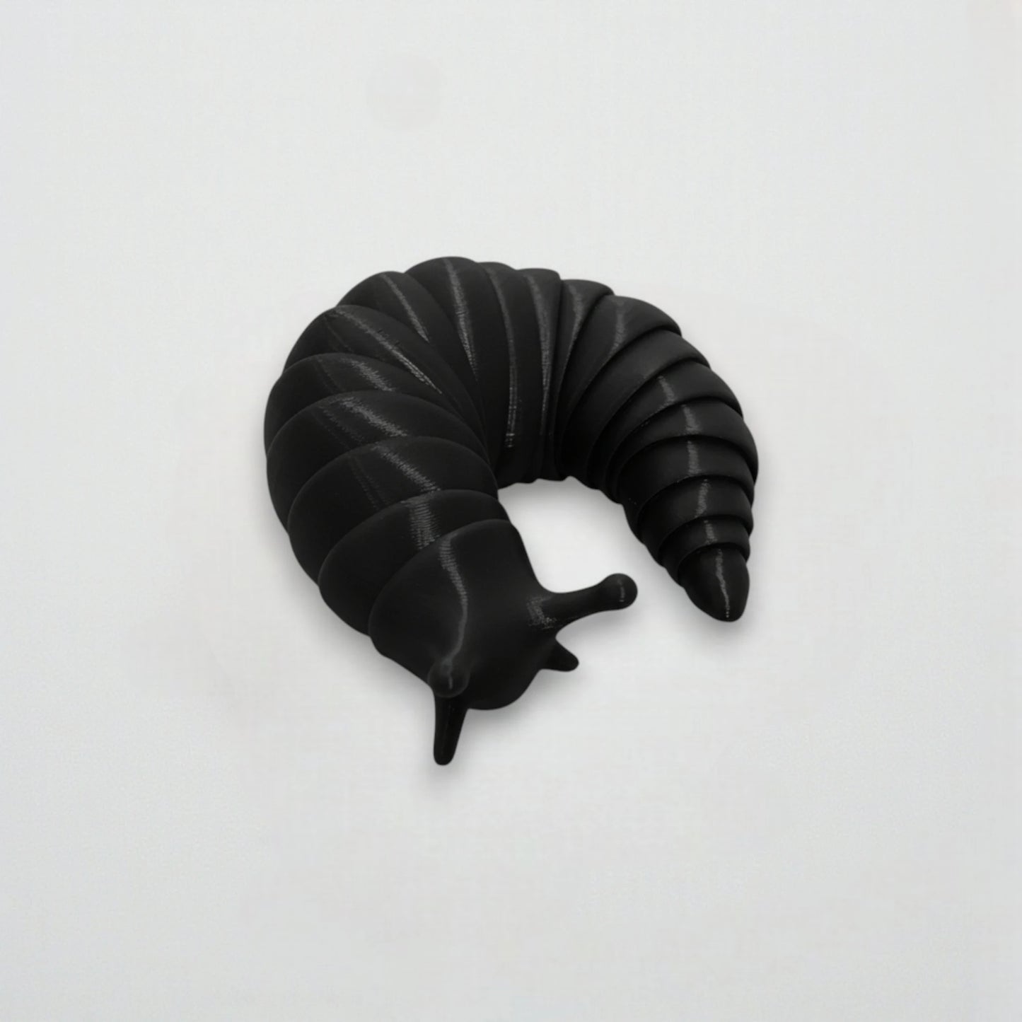 Figurine limace articulée noire imprimée en 3D, jouet flexible réaliste pour enfants et collectionneurs – Zwarte beweegbare 3D-geprinte slak speelgoed.