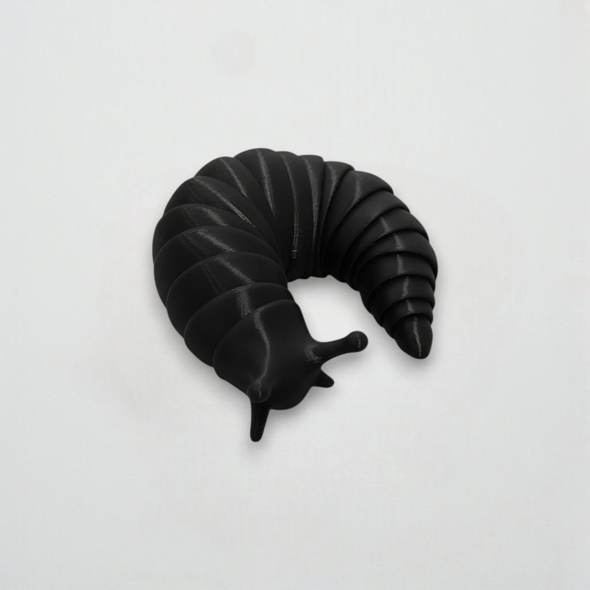 Figurine limace articulée noire imprimée en 3D, jouet flexible réaliste pour enfants et collectionneurs – Zwarte beweegbare 3D-geprinte slak speelgoed.