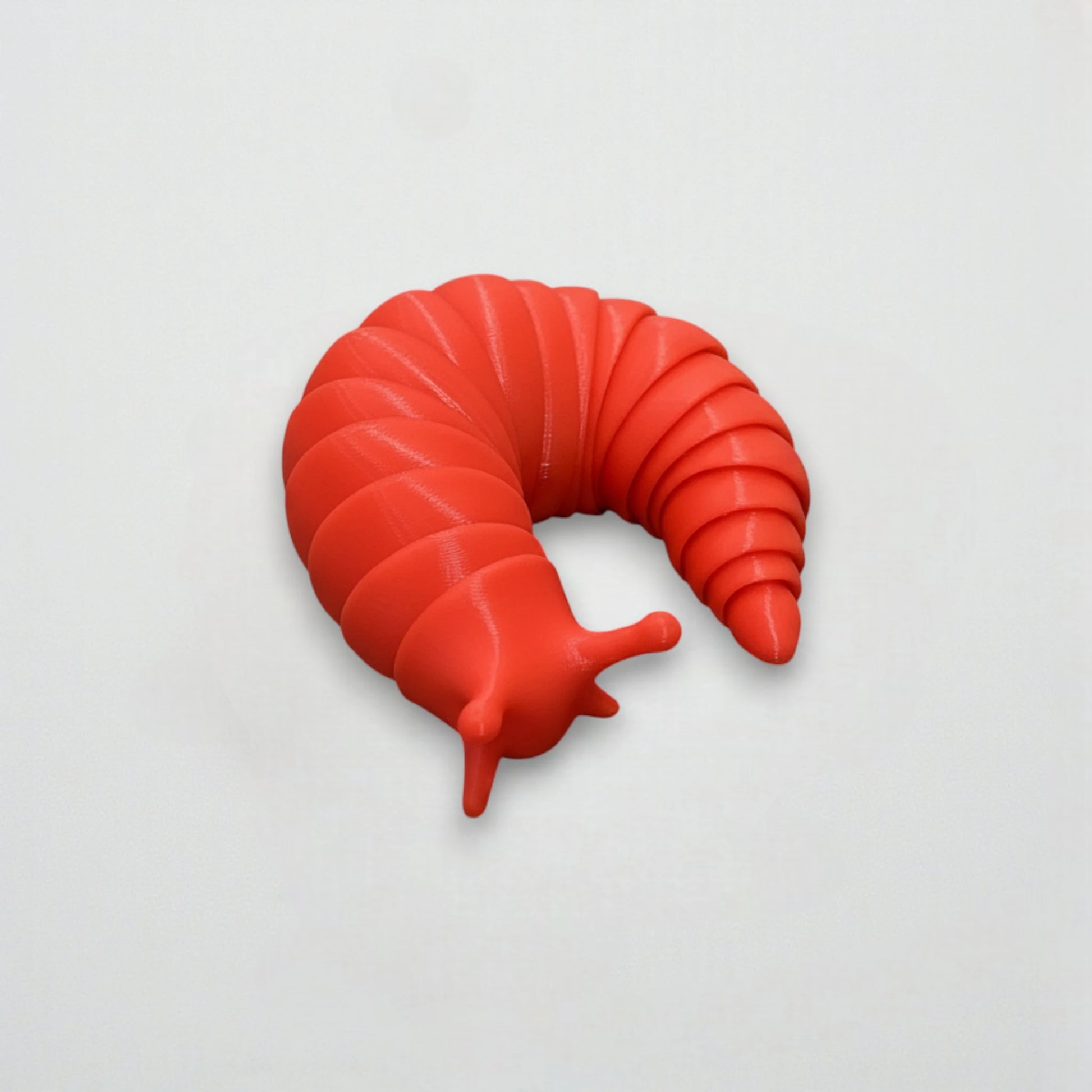 Figurine limace articulée rouge en impression 3D, jouet flexible réaliste – Rode beweegbare slak in 3D-print speelgoed.