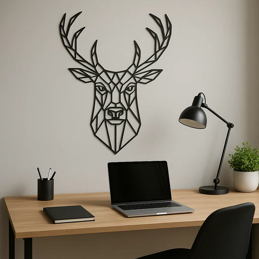 Ornement mural en bois représentant une tête de cerf stylisée / Houten muurdecoratie met gestileerde hertenkop, disponible en trois tailles / beschikbaar in drie maten, ajoutant une touche de nature et d'élégance à tout intérieur / voegt een vleugje natuur en elegantie toe aan elk interieur.
